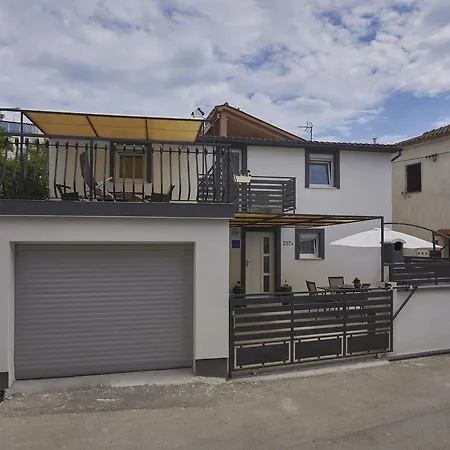 House Doris Nyaraló *